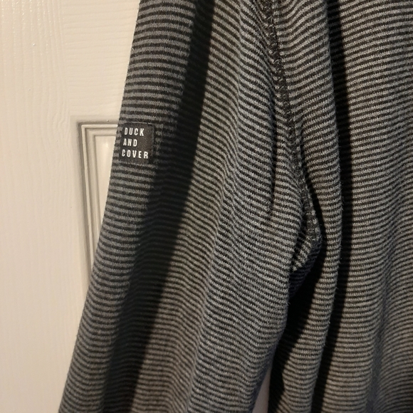 Duck And Cover XL Mens V Neck Button Fasten - Picture 9 of 9